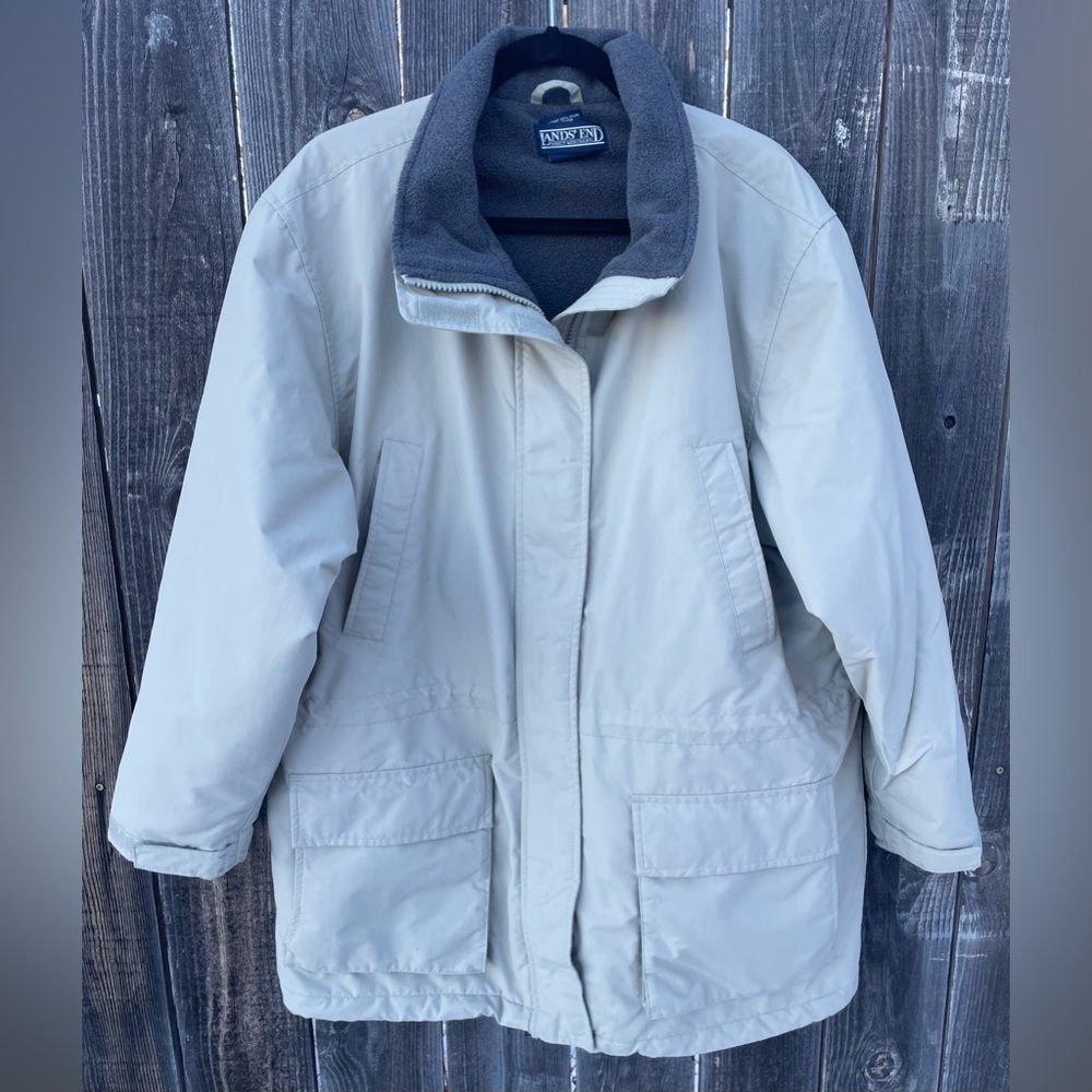 Lands End Women’s Plus Size Winter Coat. 
Tan
Size XL  18-20 Regular
Hip Length